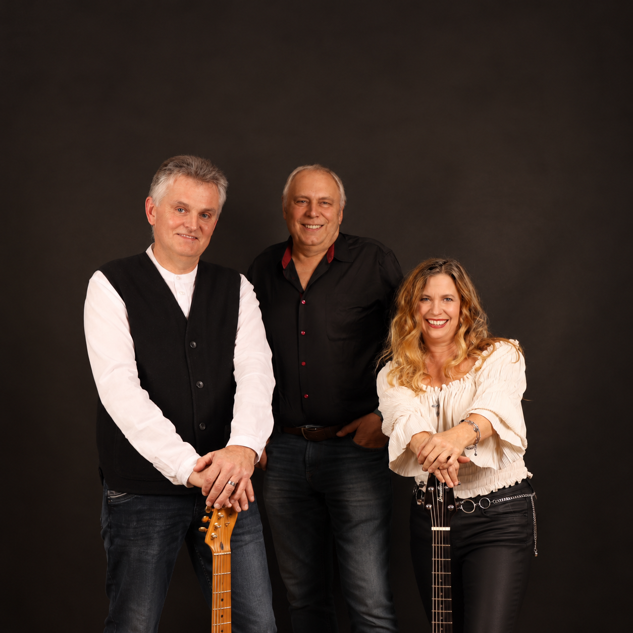 Die drei Musiker von Your Music mit Gitarre und Bass